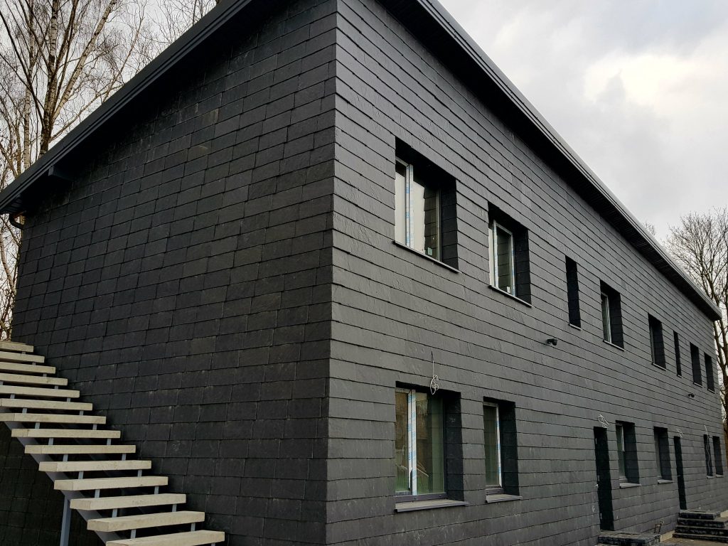 We would like to present to you this project in Lithuania, completed with SSQ Domiz.The architect gives this contemporary residential structure a cool, demure appearance by using slate not only as a roofing material but as cladding,covering the majority of the façade with slate.
