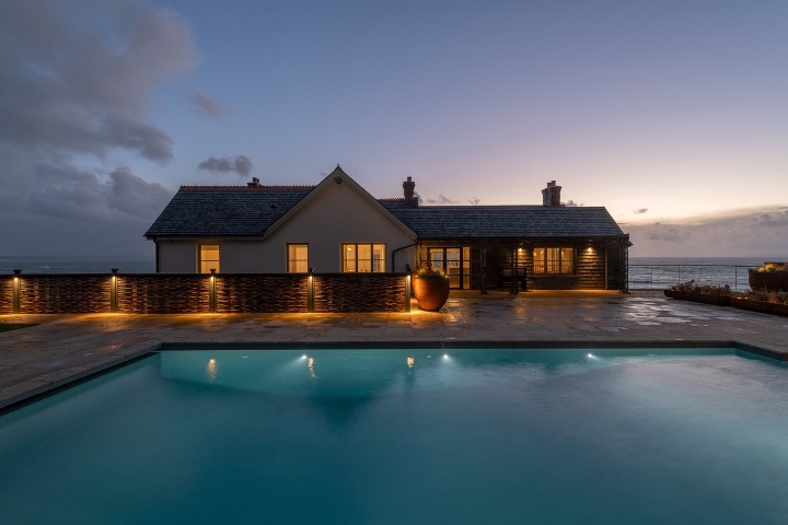 Stunning Baggy Cottage extension at dusk